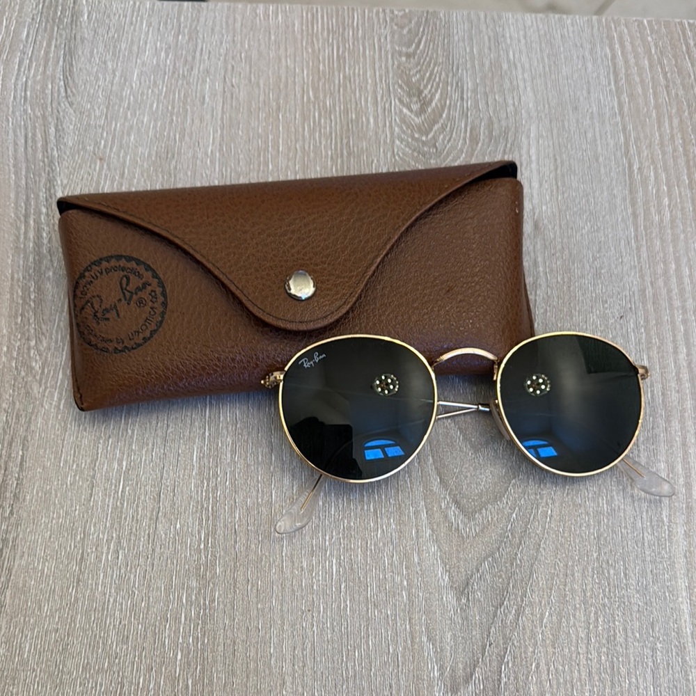 Ray-Ban Round Sunglasses with Brown Case